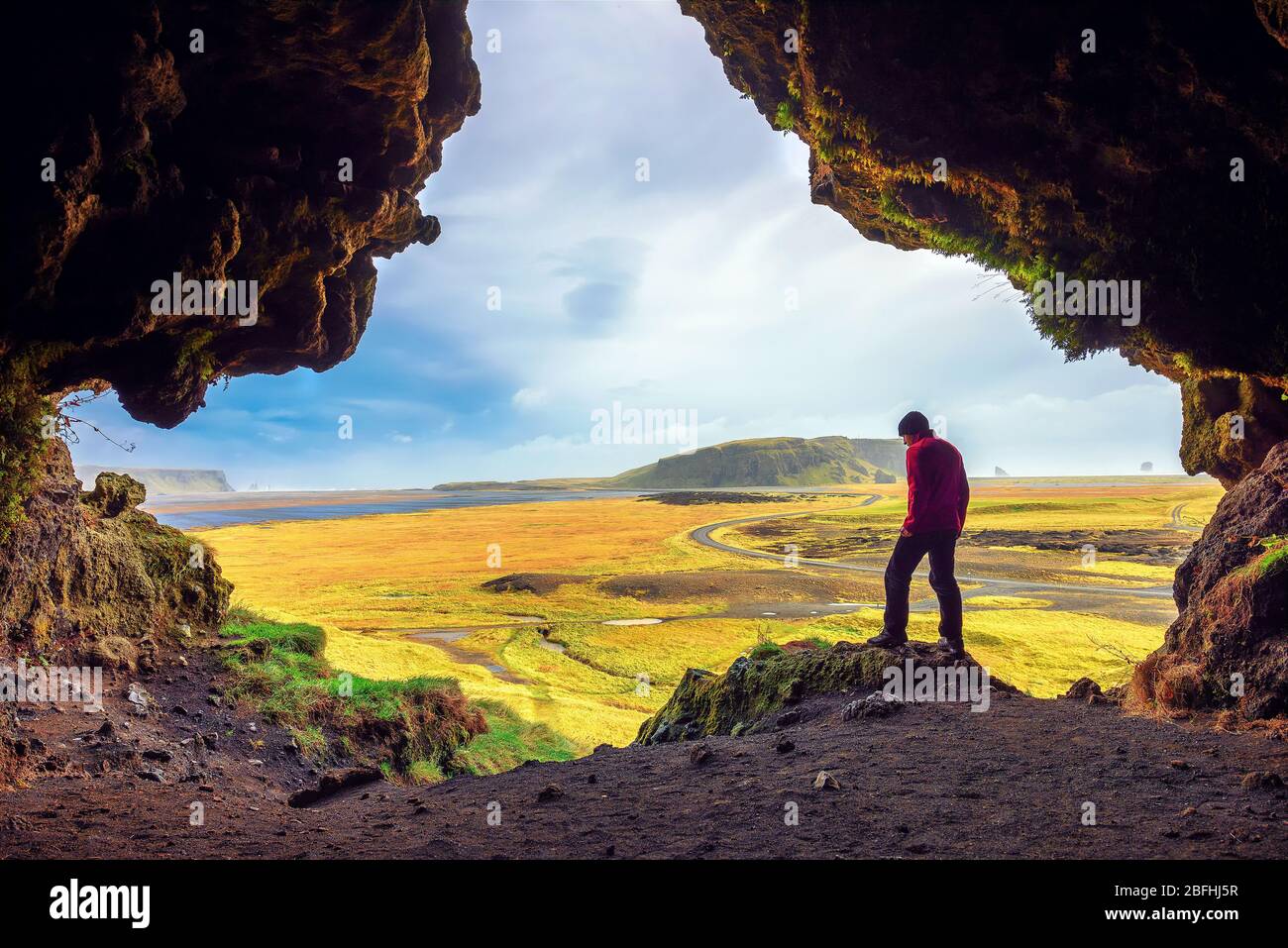 Randonneur dans la grotte de Loftssalahellir, près du village de Vik en Islande Banque D'Images