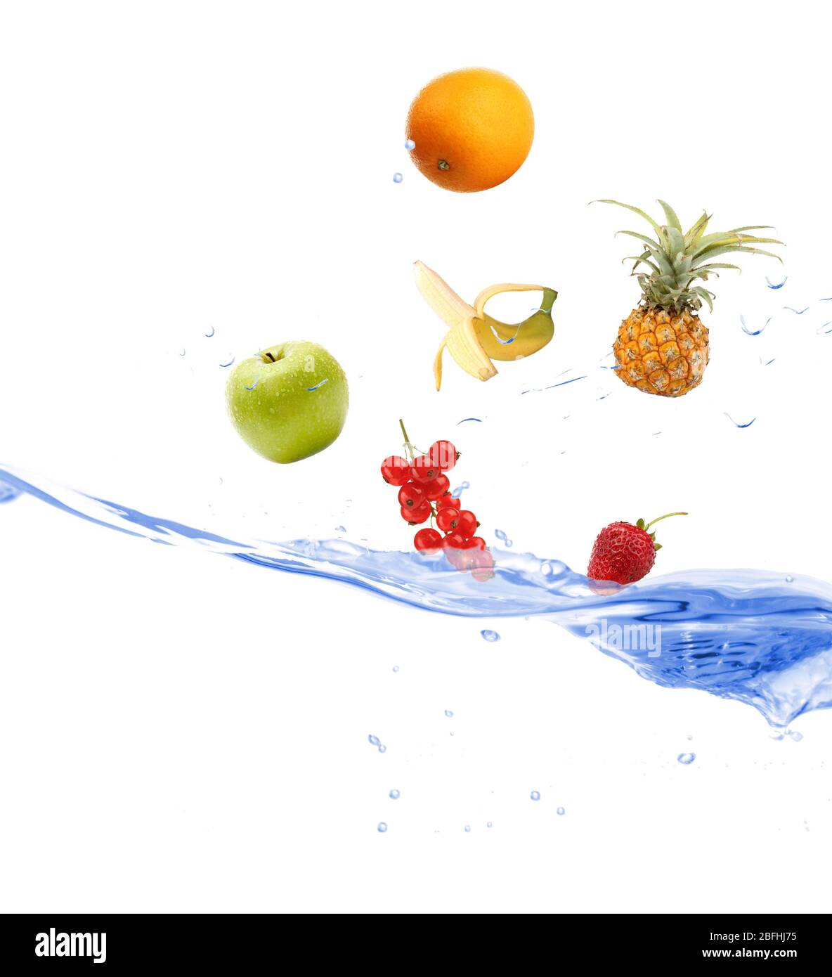 Les fruits frais sont tombés dans l'eau Banque D'Images