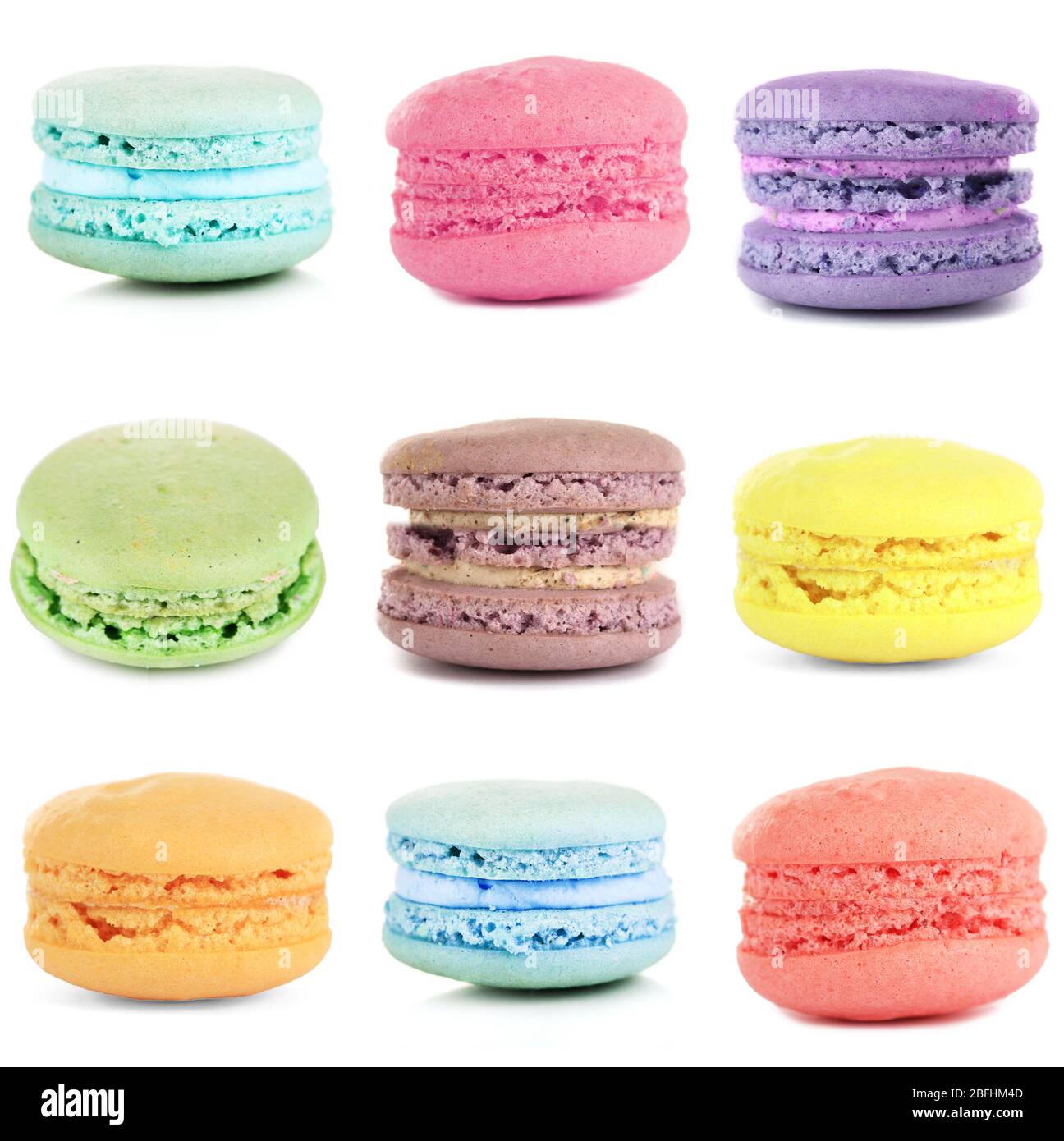 Collage de différents macarons doux isolés sur blanc Banque D'Images