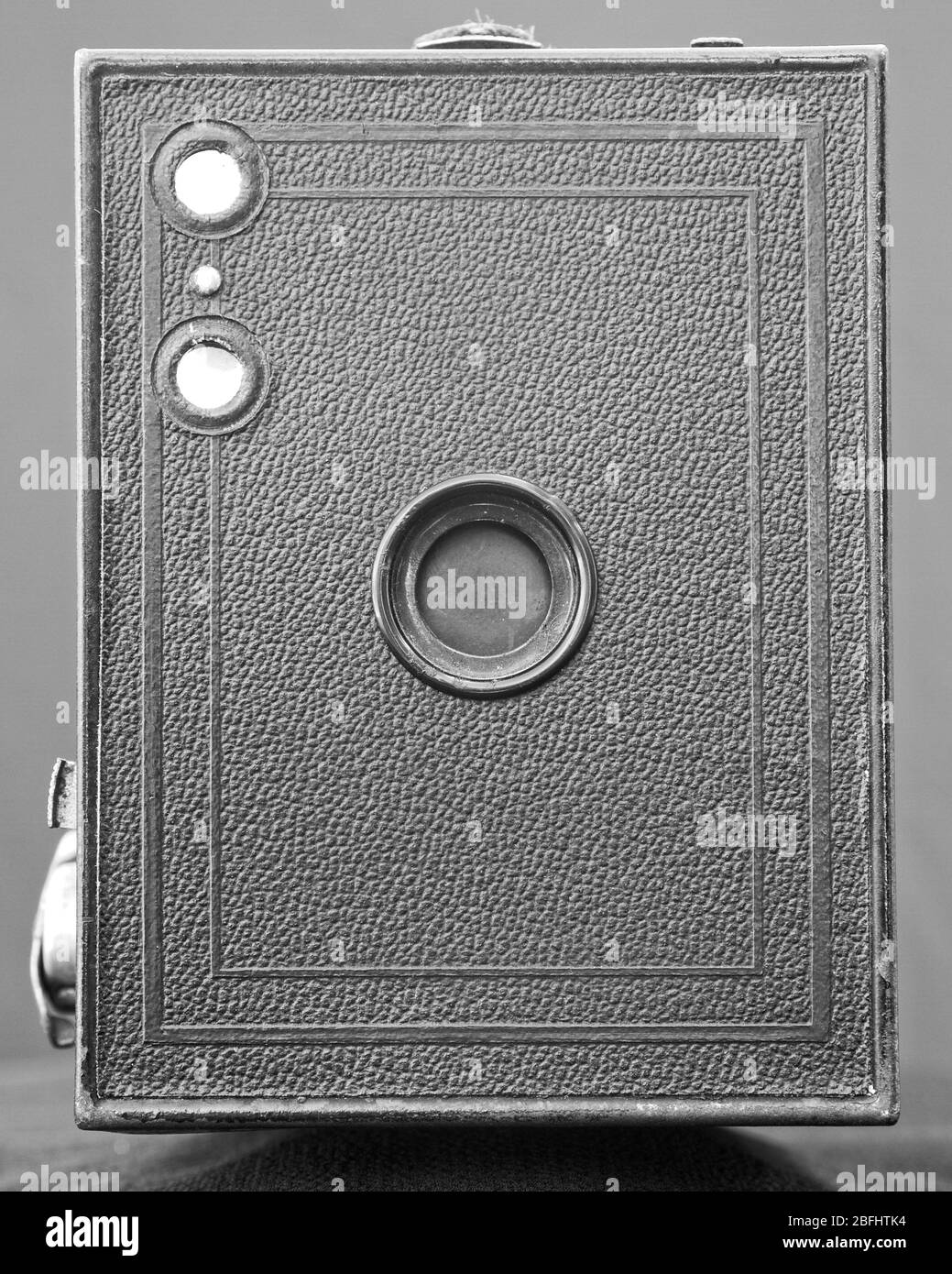 Une image monochrome rapprochée d'un appareil photo noir et blanc vintage Kodak Box Brownie des années 1920. Banque D'Images