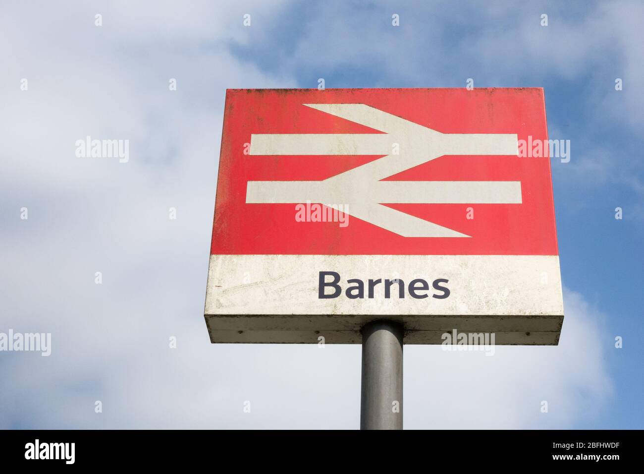 Ancienne signalisation ferroviaire nationale à l'extérieur de la gare Barnes, Londres, Royaume-Uni Banque D'Images