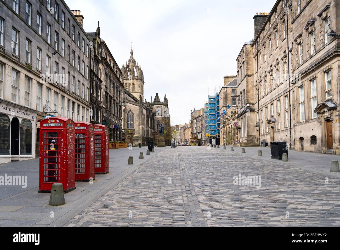 Edinburgh, Écosse, Royaume-Uni. 18 avril 2020. Vue sur les rues vides et les membres du public à l'extérieur un autre samedi pendant le verrouillage du coronavirus à Édimbourg. Le Royal Mile est vide. Iain Masterton/Alay Live News Banque D'Images