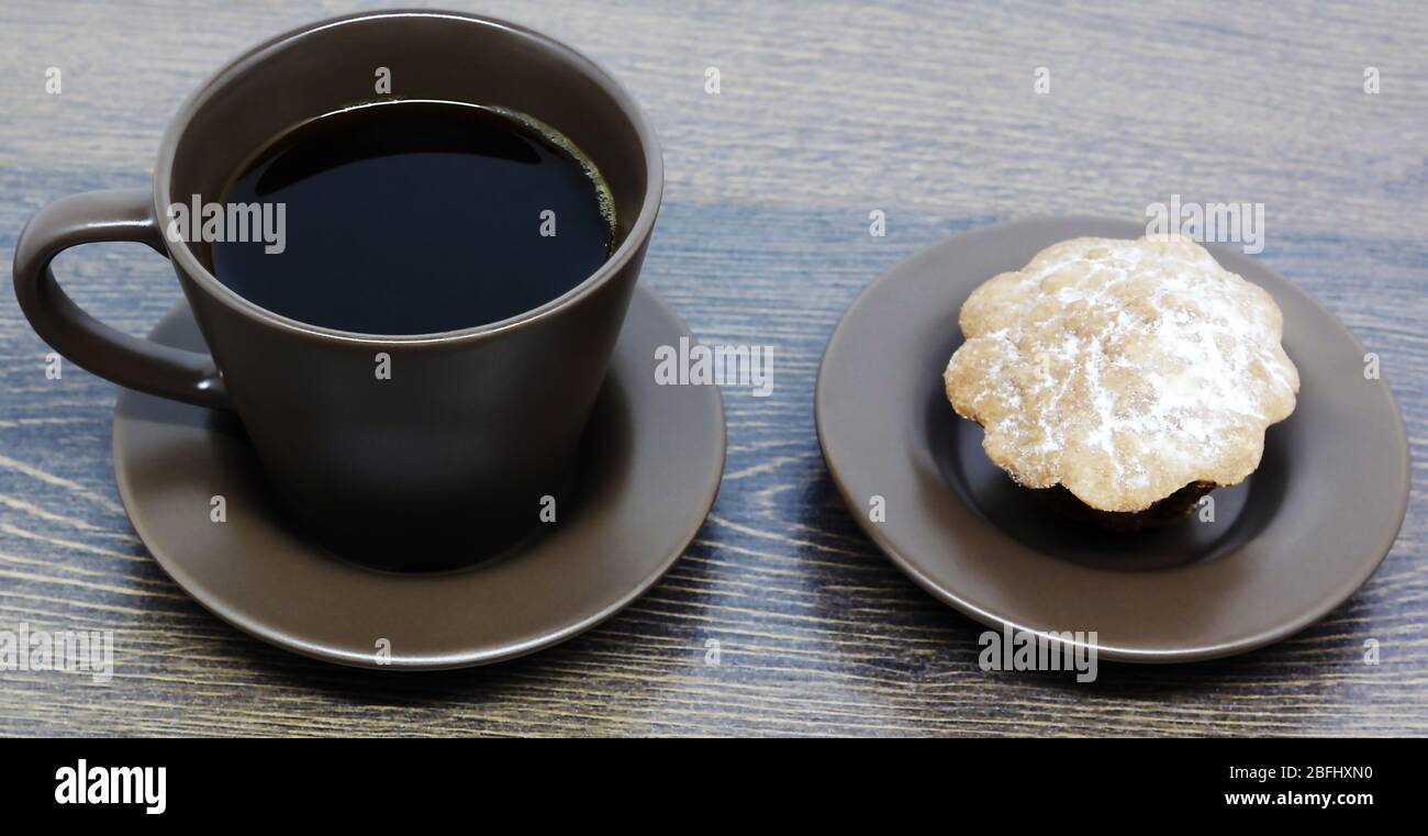 tasse de café et de biscuits sur table en bois Banque D'Images