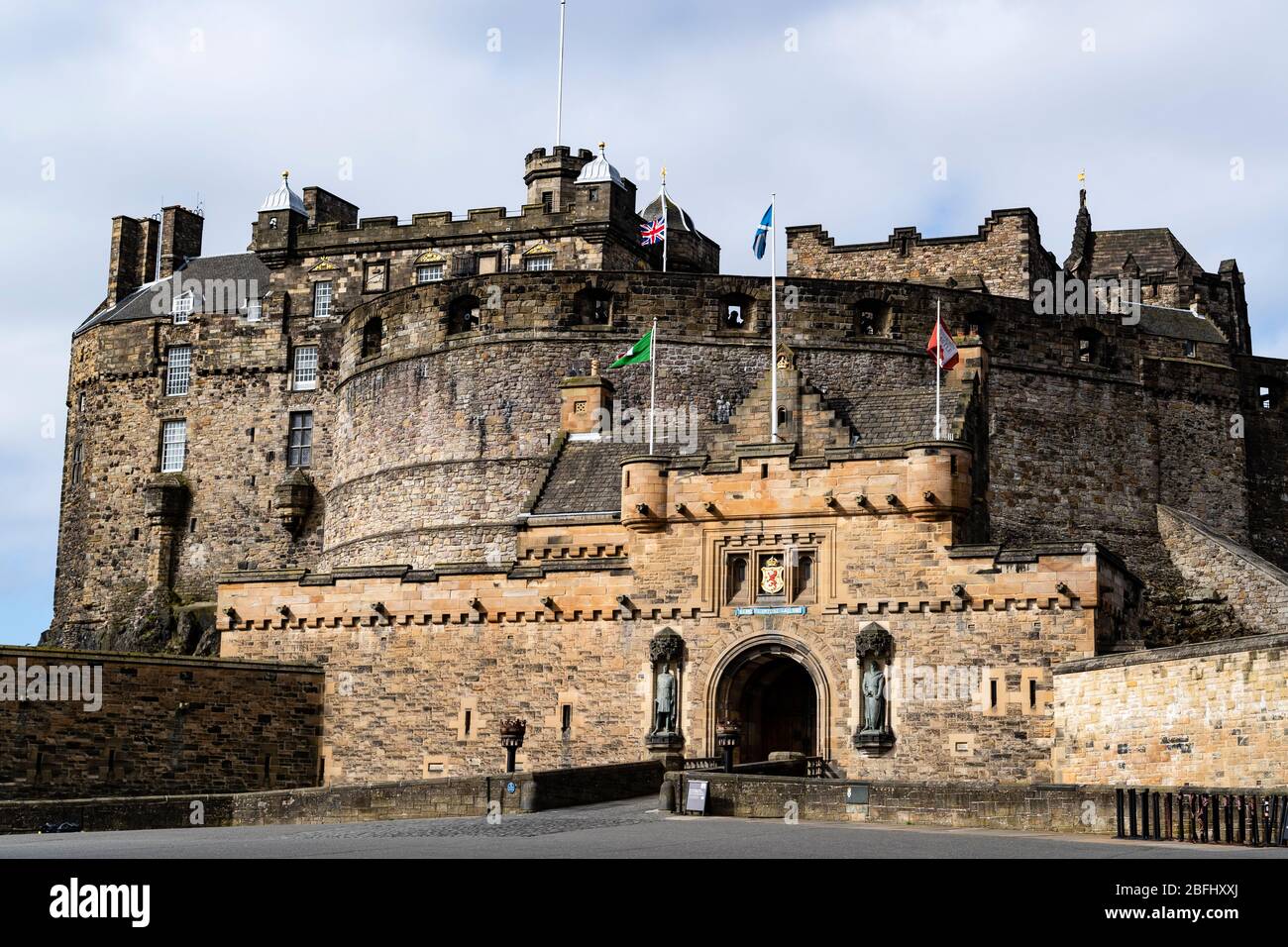 Edinburgh, Écosse, Royaume-Uni. 18 avril 2020. Vue sur les rues vides et les membres du public à l'extérieur un autre samedi pendant le verrouillage du coronavirus à Édimbourg. L'Esplanade du château d'Édimbourg est déserte. . Iain Masterton/Alay Live News Banque D'Images