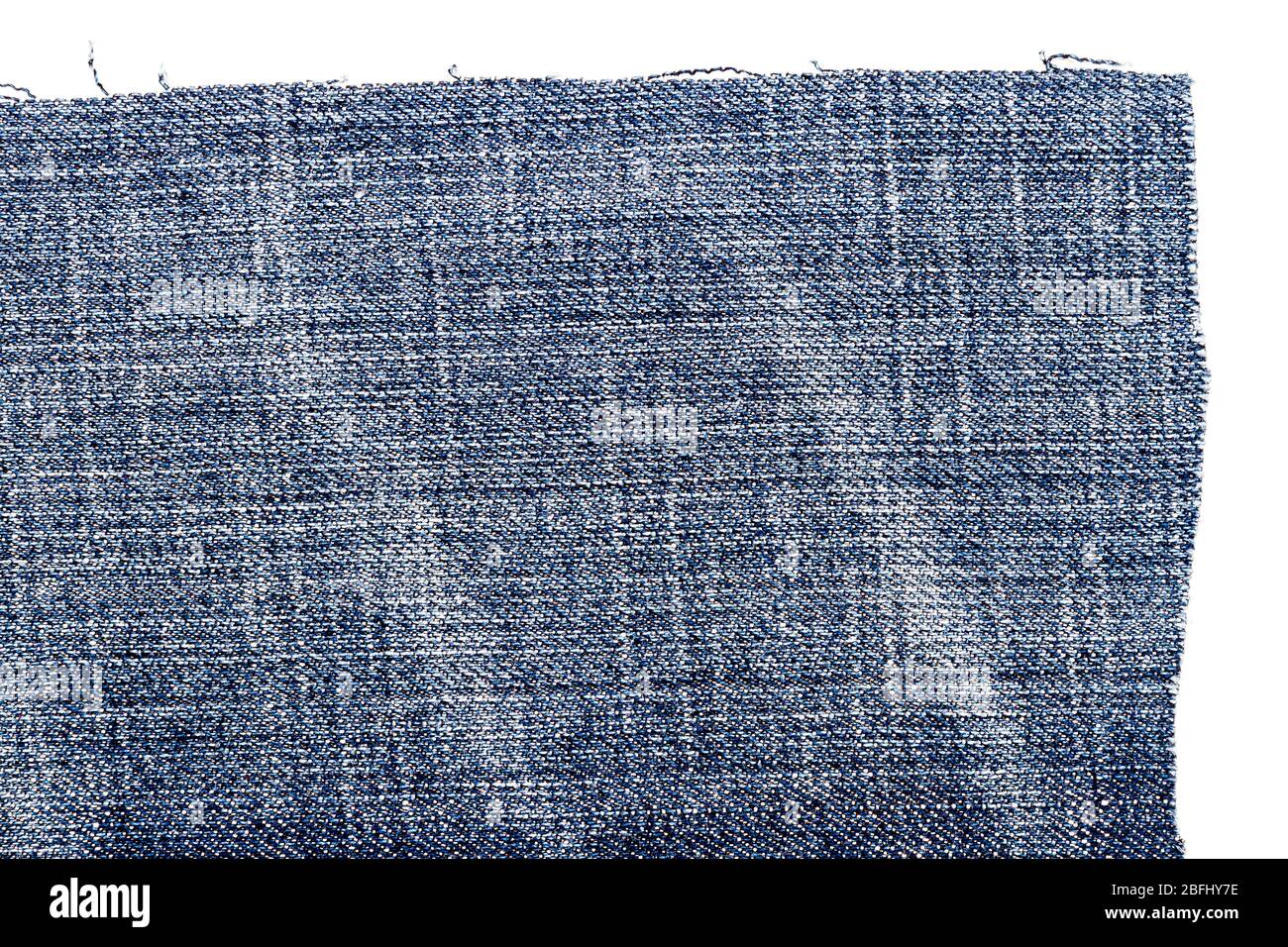 Morceau de tissu jeans bleu foncé isolé sur fond blanc. Les bords inégaux. Banque D'Images