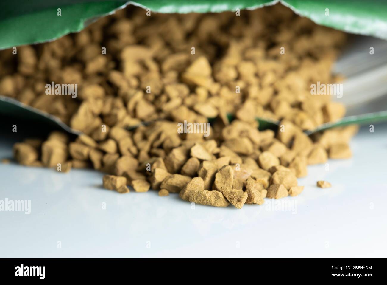Grains de café crus dans les sacs de gros plan. Banque D'Images