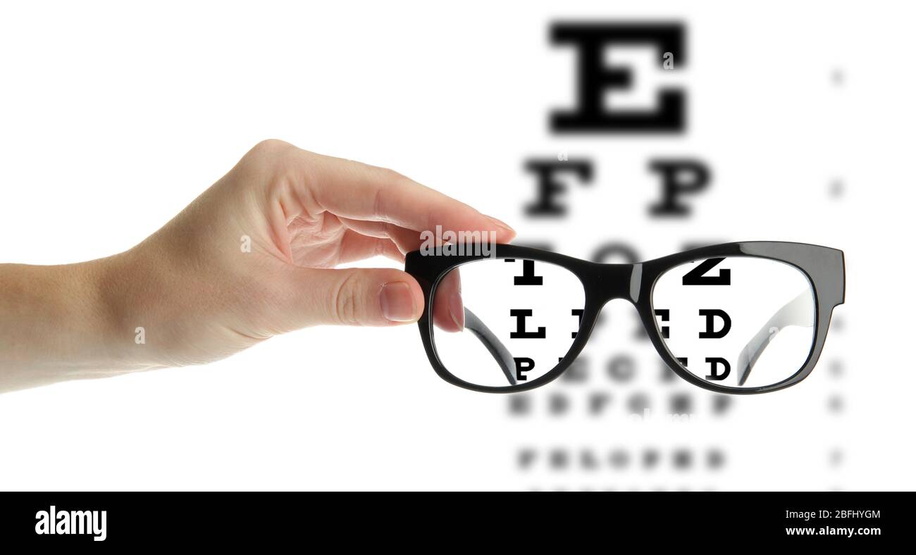 Lecture de lunettes dans la main et dans le diagramme des yeux Banque D'Images