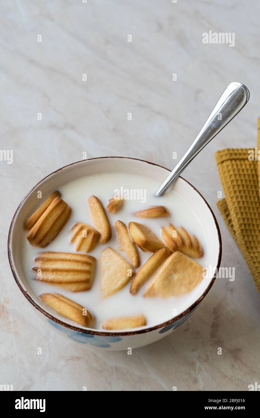 Bebe Et Biscuits Banque D Image Et Photos Alamy