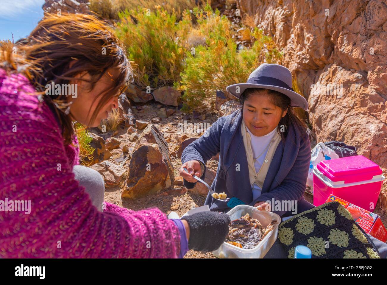 Picnique dans les montagnes avec deux guides féminins, Puna andin, Susques, Département Jujuy, Argentine, Amérique latine Banque D'Images