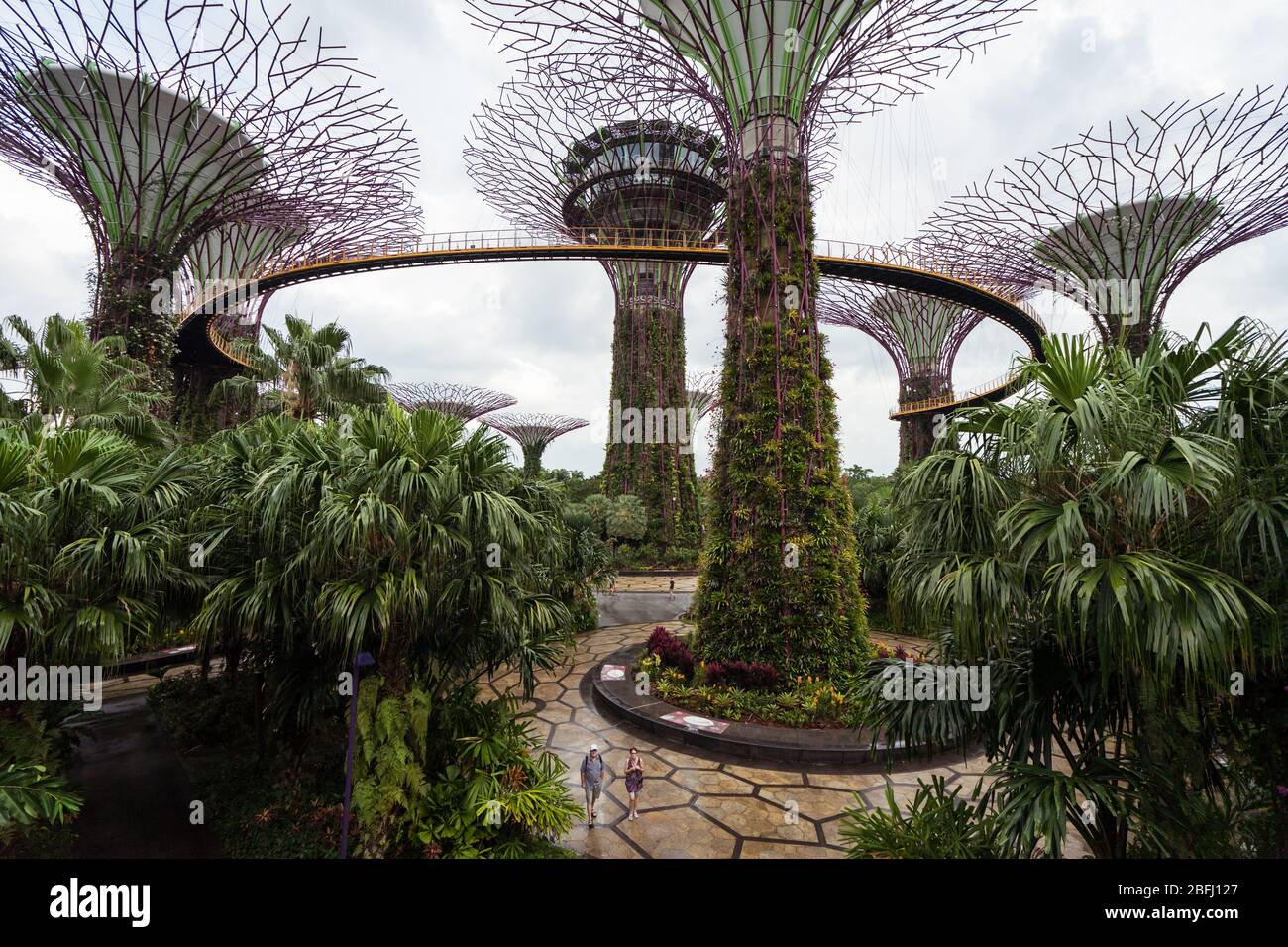 Singapour / Singapour - 15 février 2019: Tir ultra grand angle de touristes marchant le long du jardin près de la baie de Singapour Banque D'Images