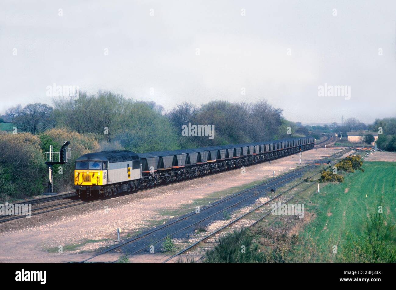 Une locomotive diesel de classe 56 numéro 56125 se dirige vers le sud avec un train de charbon MGR chargé à Stenson Junction le 13 avril 1995. Banque D'Images