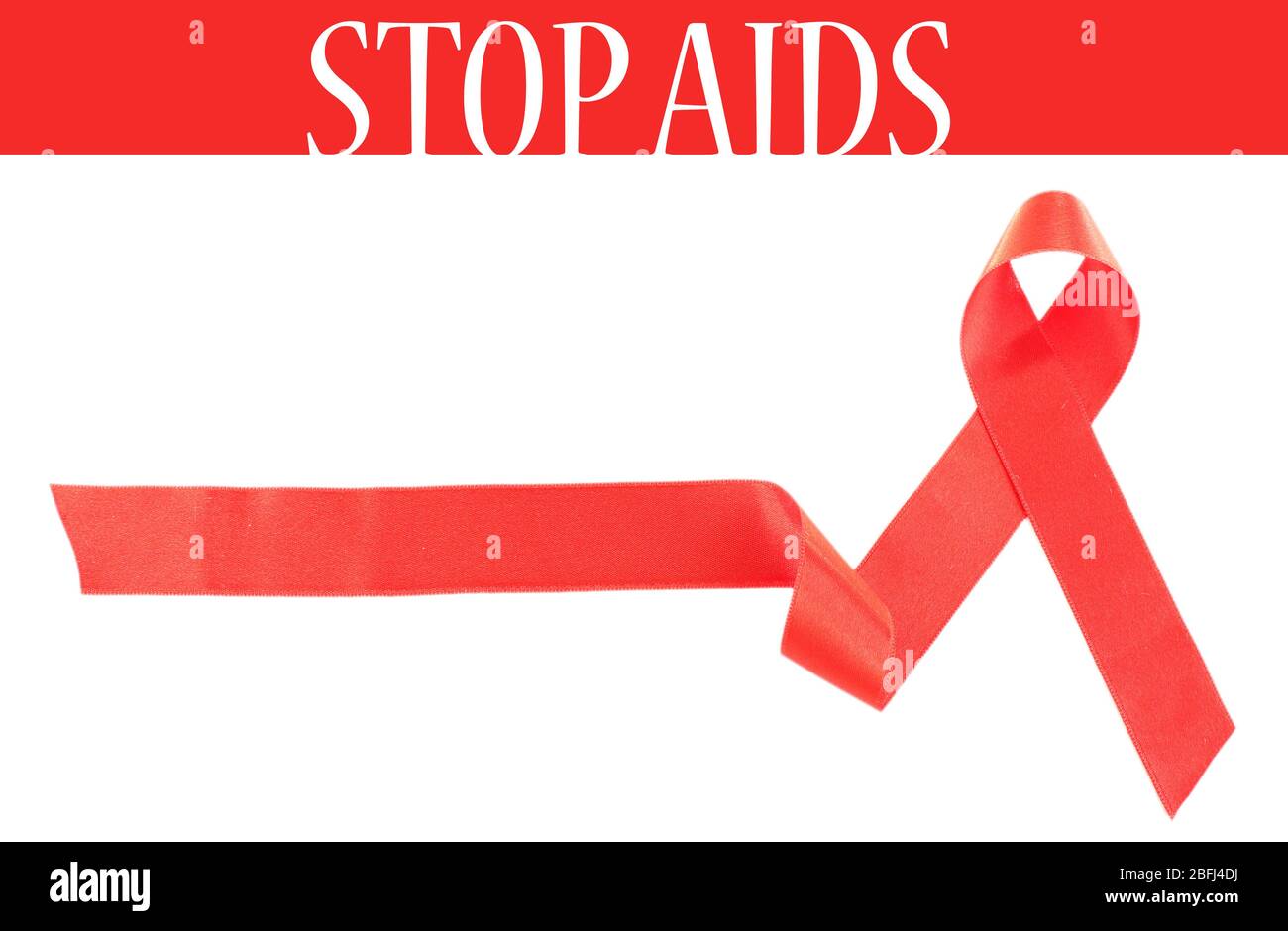 Ruban rouge anti-SIDA isolé sur blanc Banque D'Images