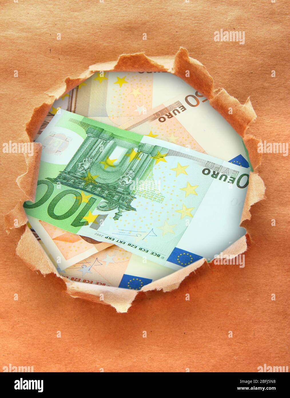 Billets en euros par du papier artisanal déchiré Banque D'Images