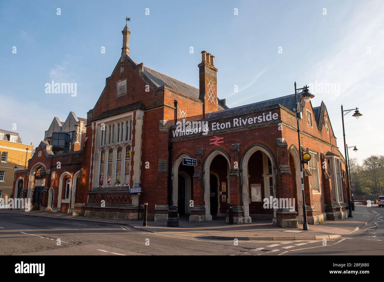 Windsor, Berkshire, Royaume-Uni. 12 avril 2020. Les trains du sud-ouest desservent Londres en réduisant les services ferroviaires depuis la gare de Windsor et Eton Riverside à la suite de la pandémie de Coronavirus au Royaume-Uni. Les gens ne peuvent voyager que s'ils ne peuvent pas travailler à domicile, sont des travailleurs clés ou s'occuper des membres vulnérables de la communauté. Crédit : Maureen McLean/Alay Banque D'Images