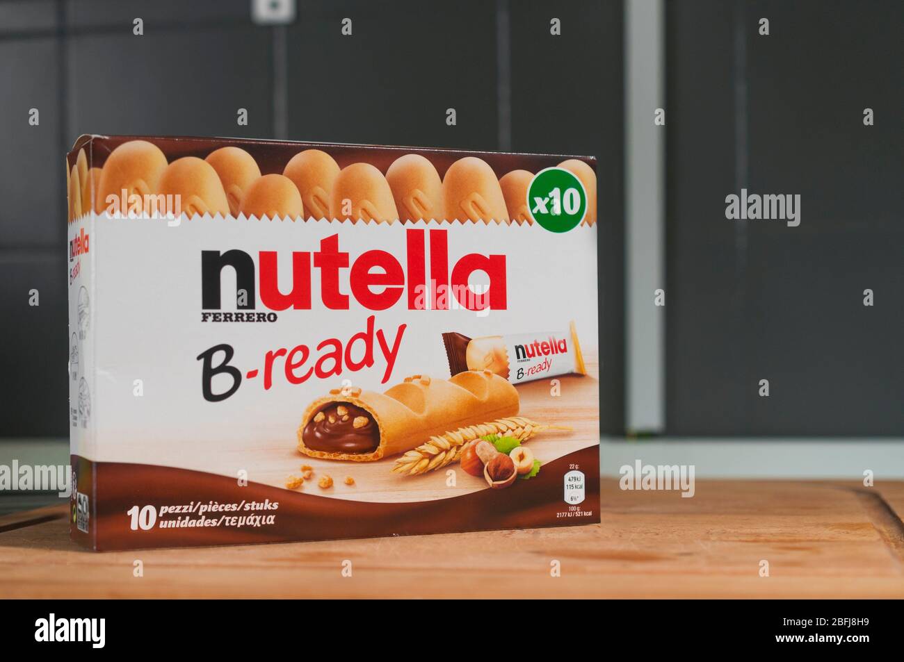 Carrara, Italie - 19 avril 2020 - Pack de snack-bars Nutella B-Ready sur un tableau de découpe en bois. Nutella est une crème de noisette célèbre dans le monde entier. Banque D'Images