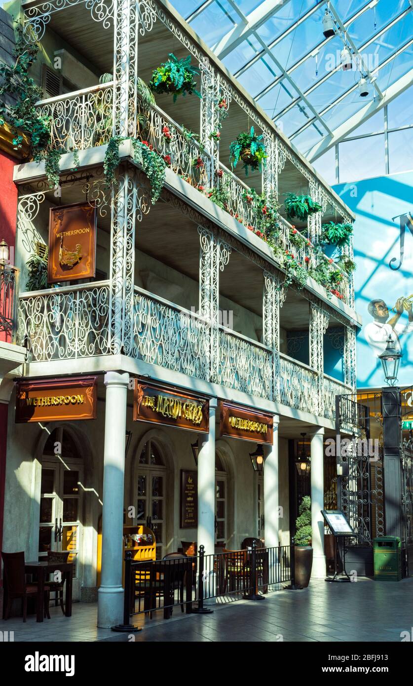 Le quartier de la Nouvelle-Orléans, décoré dans un style de maison de ville américain ou créole, se trouve dans le centre commercial Trafford Center. Trafford, Manchester, Royaume-Uni Banque D'Images