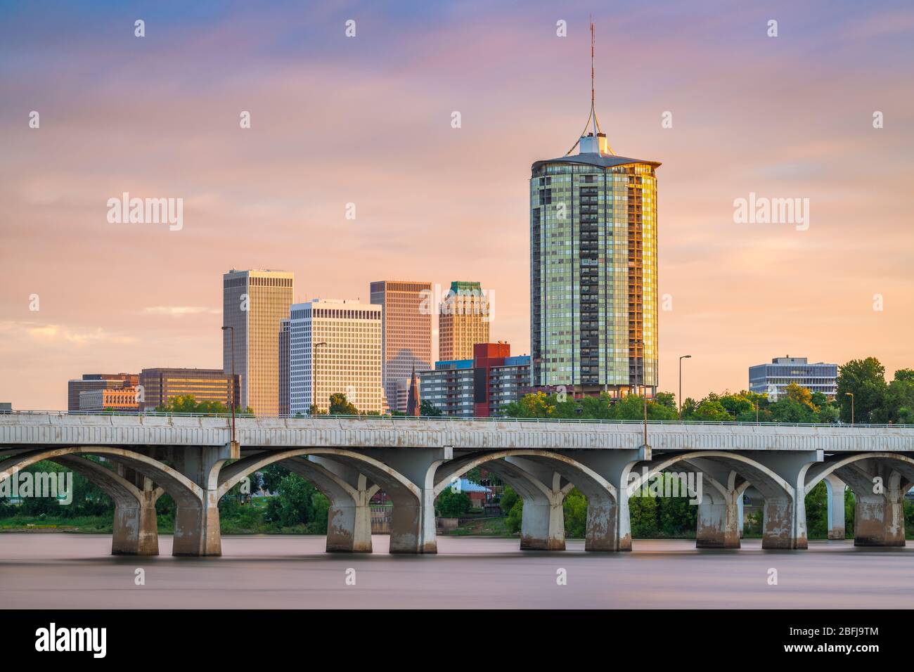Tulsa, Oklahoma, USA Centre-ville sur la rivière Arkansas au crépuscule. Banque D'Images