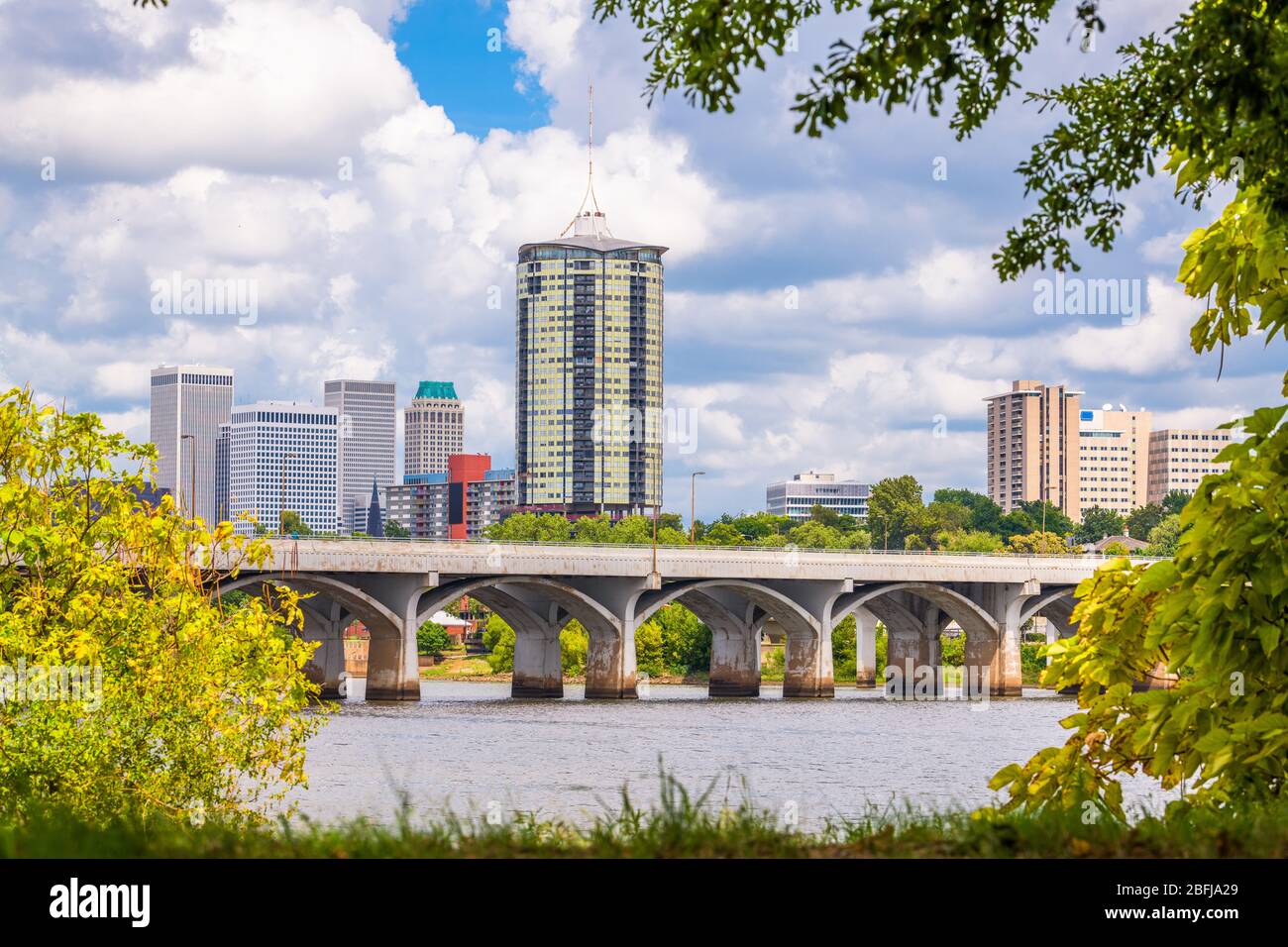 Tulsa, Oklahoma, USA centre-ville sur la rivière Arkansas dans l'après-midi. Banque D'Images