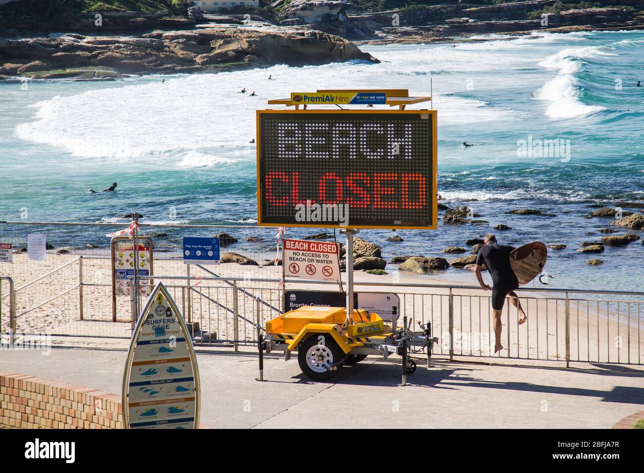 Sydney, Australie. Samedi 18 avril 2020, la plage Bronte dans la banlieue est de Sydney est fermée à Sydney en raison de la pandémie de coronavirus. Les surfeurs ignorent la signalisation fermée de la plage et grimpent pour aller surfer. Crédit Paul Lovelace Banque D'Images