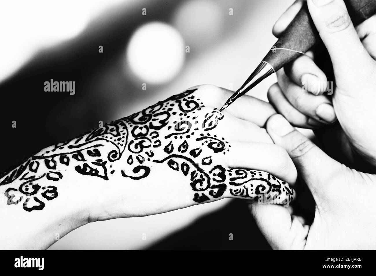 Processus d'application de la main de femme sur Mehndi, Close up Banque D'Images