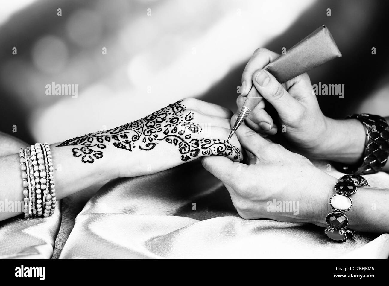 Processus d'application de la main de femme sur Mehndi, Close up Banque D'Images