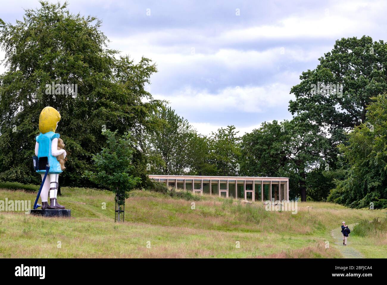 Vue depuis le parc avec sculpture Damien Hirst. Le Weston au Yorkshire Sculpture Park, Wakefield, Royaume-Uni. Architecte: Feilden Fowles, 201 Banque D'Images