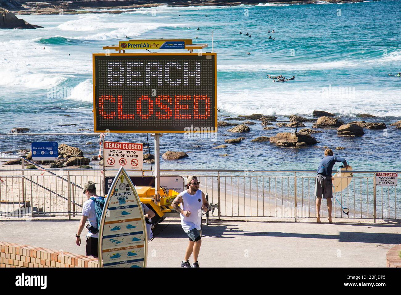 Sydney, Australie. Samedi 18 avril 2020, la plage Bronte dans la banlieue est de Sydney est fermée à Sydney en raison de la pandémie de coronavirus. Les surfeurs ignorent la signalisation fermée de la plage et grimpent pour aller surfer. Crédit Paul Lovelace Banque D'Images