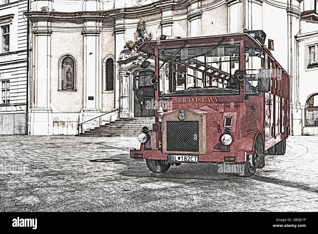 Un bus rouge de la tour de ville Bratislava en face de l'église Trinitaire, Bratislava, Slovaquie, Europe Banque D'Images