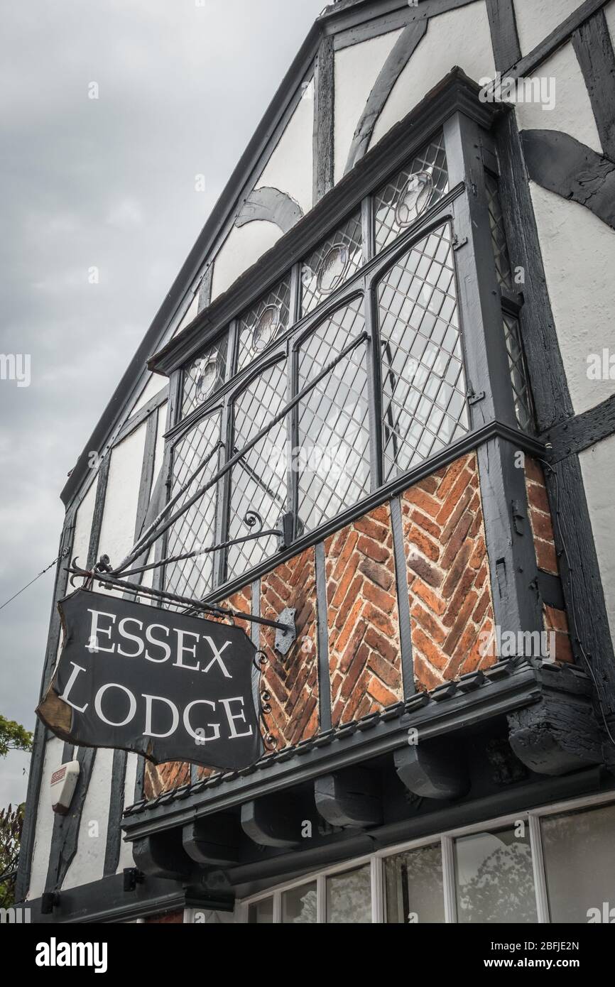 Travail à mi-bois sur Essex Lodge, Station Road, Barnes, London, Royaume-Uni Banque D'Images