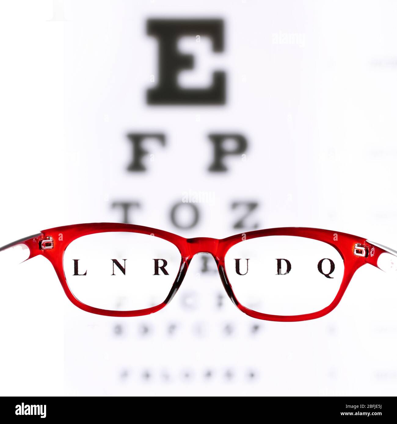 Lunettes de vue sur fond de tableau de test de la vue Banque D'Images