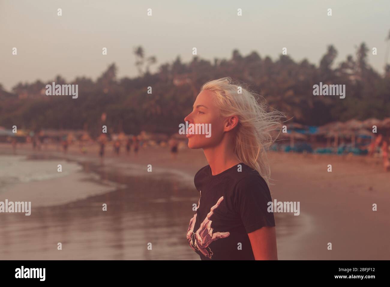 Belle portrait portrait jeune femme en peau blanche avec fond de plage. Plage la plus au nord de Bardez Taluka à Goa. En face de la rivière Chapora Banque D'Images