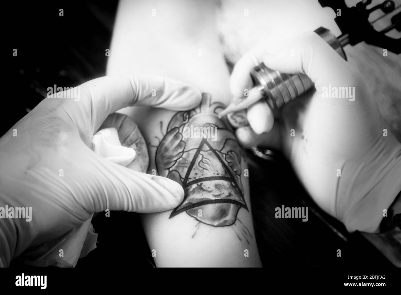 Tatoueur au travail, close-up Banque D'Images