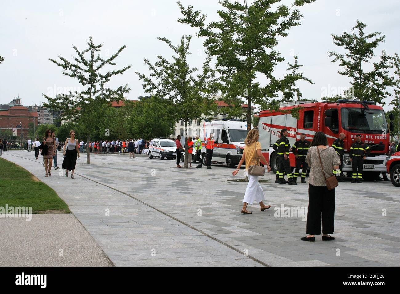 Véhicules d'urgence. Ambulance et camion d'incendie pendant un exercice d'évacuation à Milan, dans le quartier de la City Life. Banque D'Images