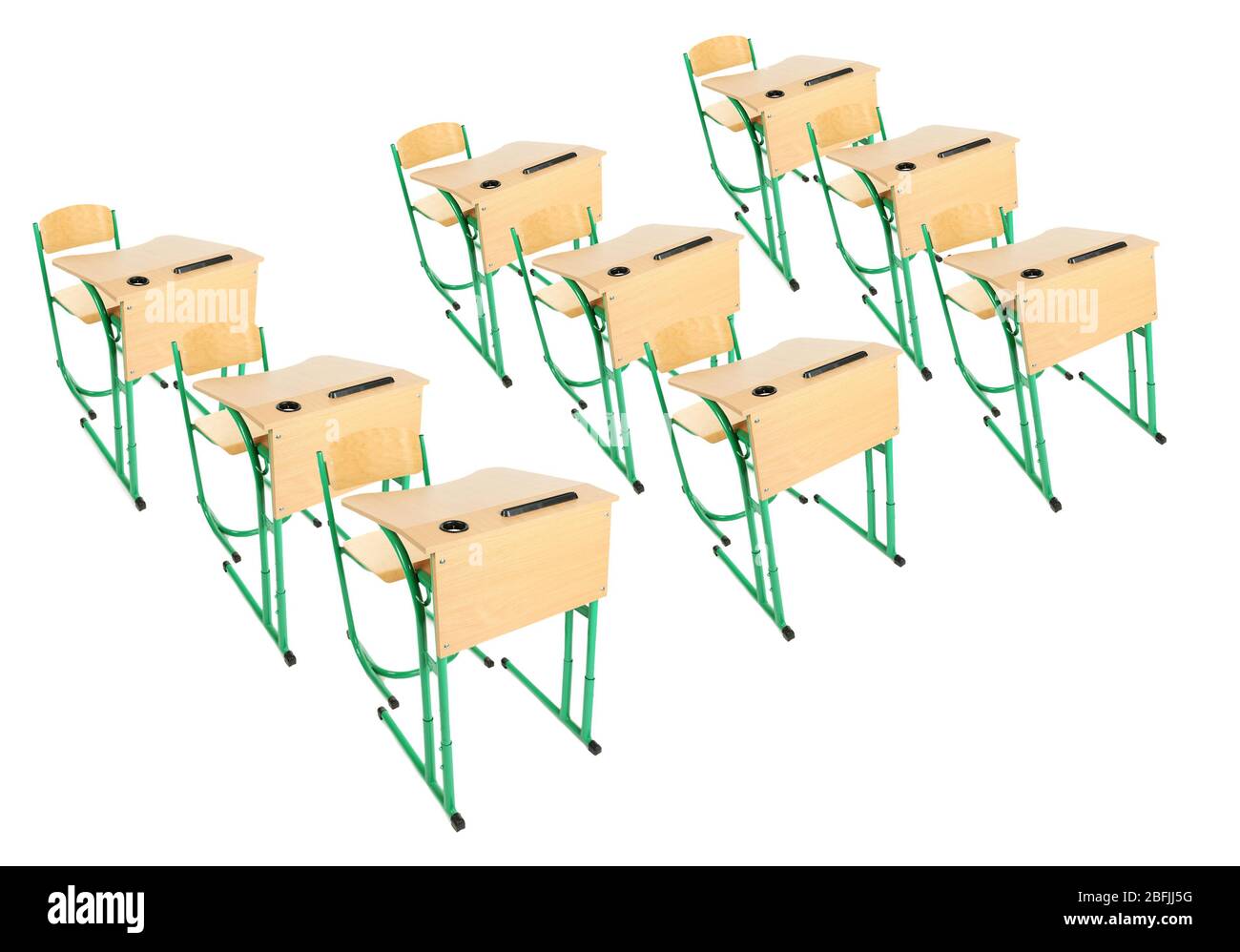 Bureaux et chaises en bois isolés sur blanc Banque D'Images