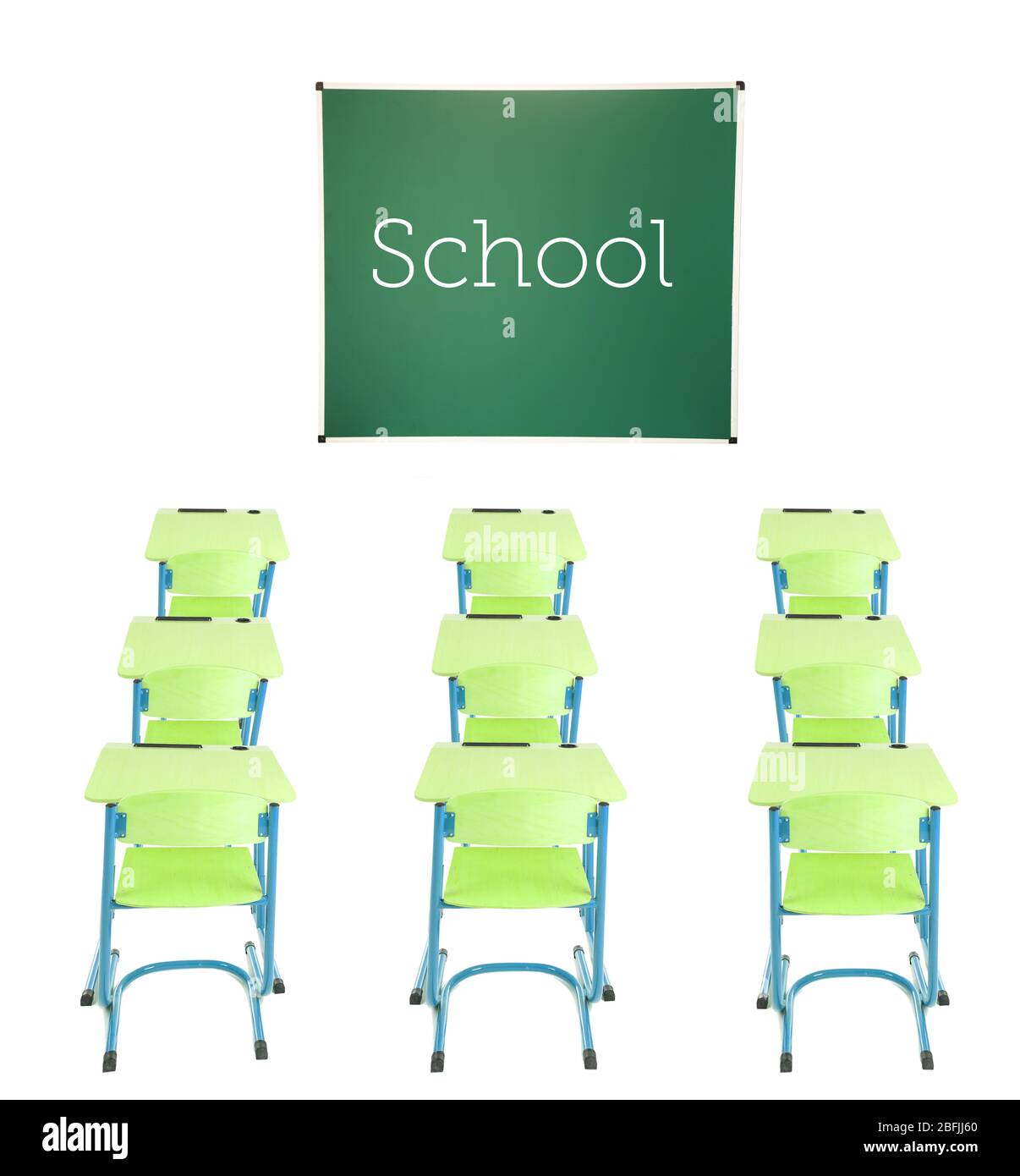 Tableau noir de l'école, bureaux en bois et chaises isolés sur blanc Banque D'Images