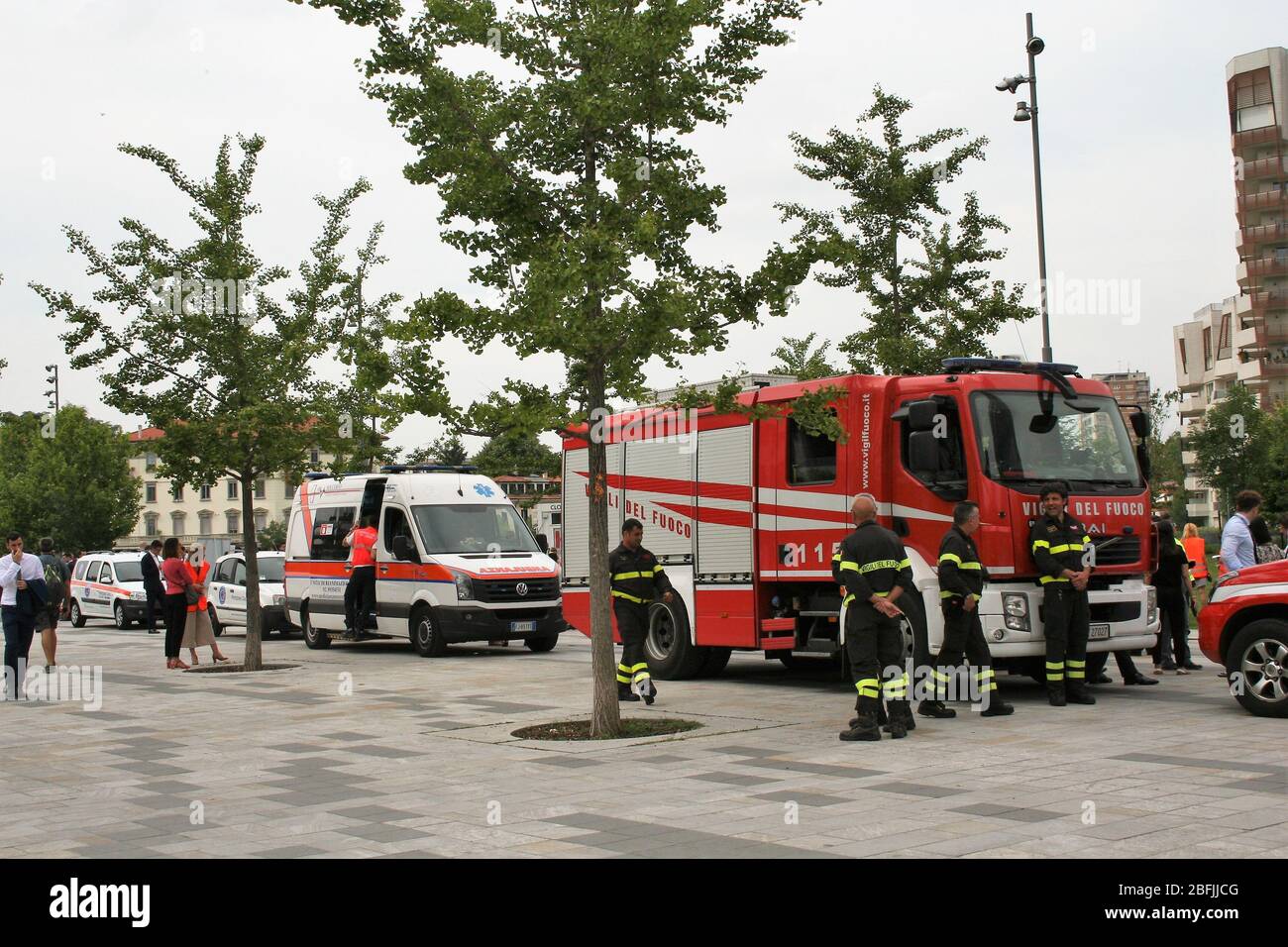 Véhicules d'urgence. Ambulance et camion d'incendie pendant un exercice d'évacuation à Milan, dans le quartier de la City Life. Banque D'Images