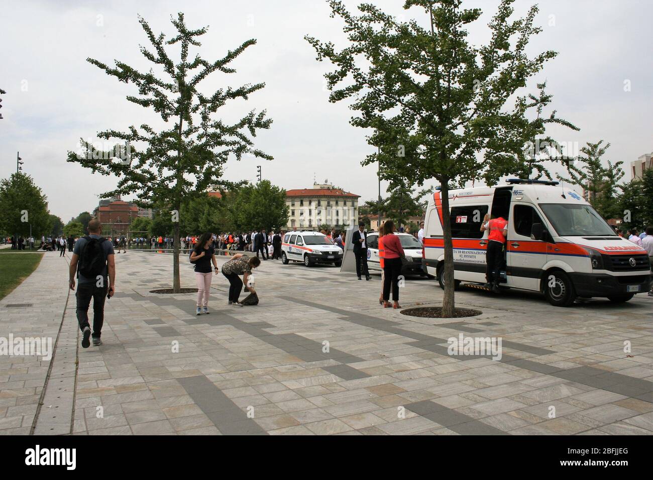 Véhicules d'urgence. Ambulance et camion d'incendie pendant un exercice d'évacuation à Milan, dans le quartier de la City Life. Banque D'Images