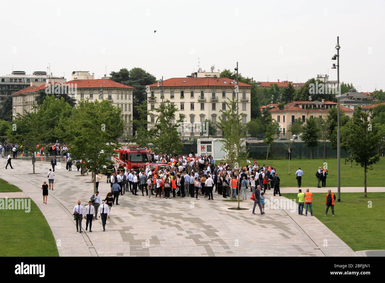 Milan - Italie - 11 juin 2019. Perceuse à incendie. Les gens se rassemblent lors d'un exercice d'évacuation dans le quartier de la vie de Milan. Banque D'Images