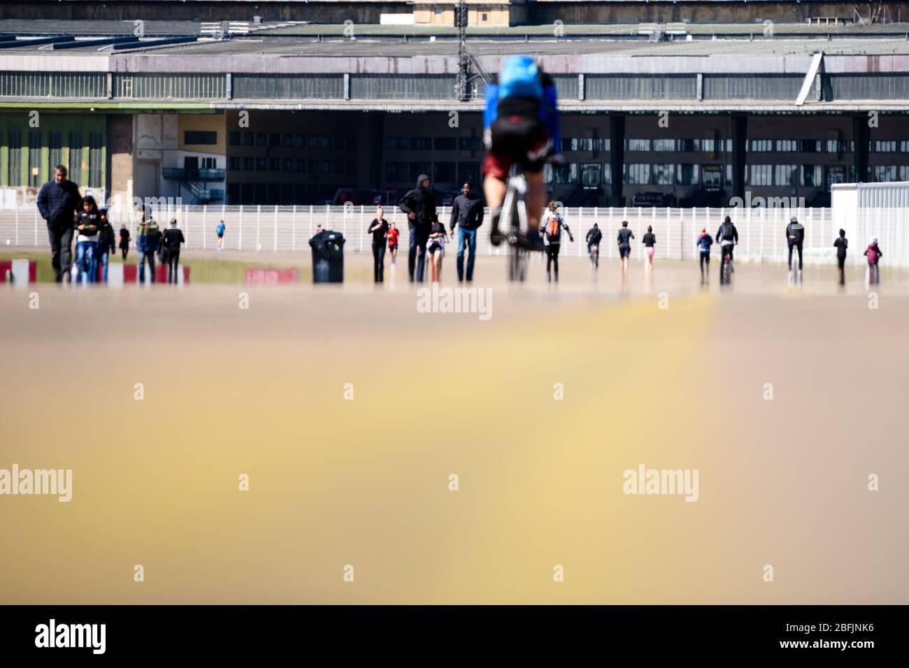 19 avril 2020 : les gens qui profitent du soleil peuvent être vus sur la piste de l'ancien aéroport de Tempelhof. Les personnes vivant dans la ville de Berlin doivent rester dans leurs appartements ou dans leur logement habituel pour contenir le coronavirus, les réunions de plus de 2 personnes sont interdites, les restrictions de contact seront maintenues avec une distance minimale de 1,5 mètres. En même temps, le Gouvernement fédéral et les États fédéraux ont convenu d'un assouplissement prudent des restrictions à la vie quotidienne, les magasins ayant une zone de vente de 800 mètres carrés peuvent rouvrir à Arpil, le 20 dans certaines conditions. (Image crédit : © Jan Sch Banque D'Images