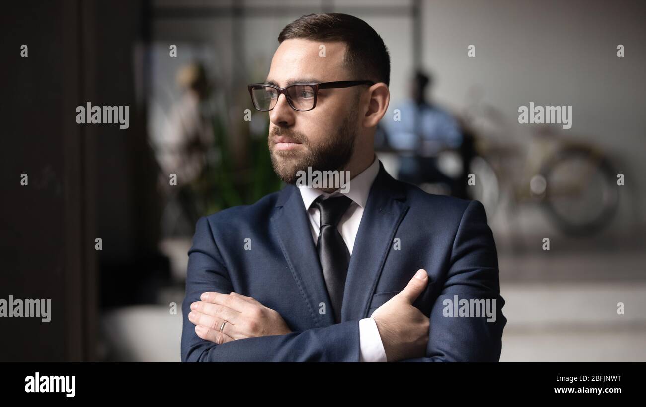 Un homme d'affaires caucasien pensif regarde dans la pensée à distance Banque D'Images