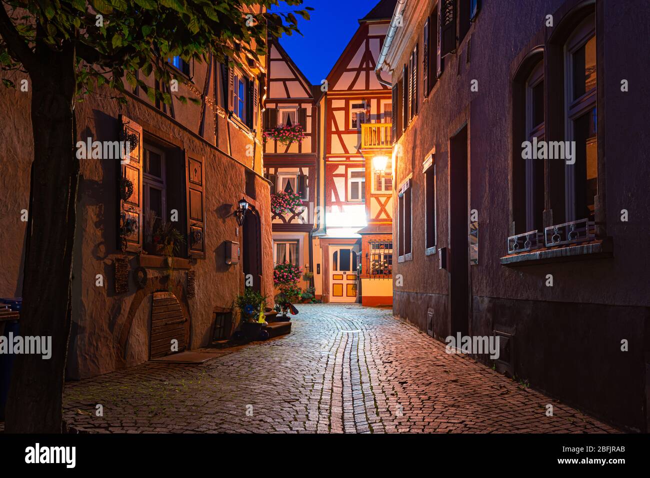 Rue de la vieille ville la nuit à Wurzburg, Bavière, Allemagne. Allée vide avec lanternes et architecture européenne traditionnelle. Banque D'Images
