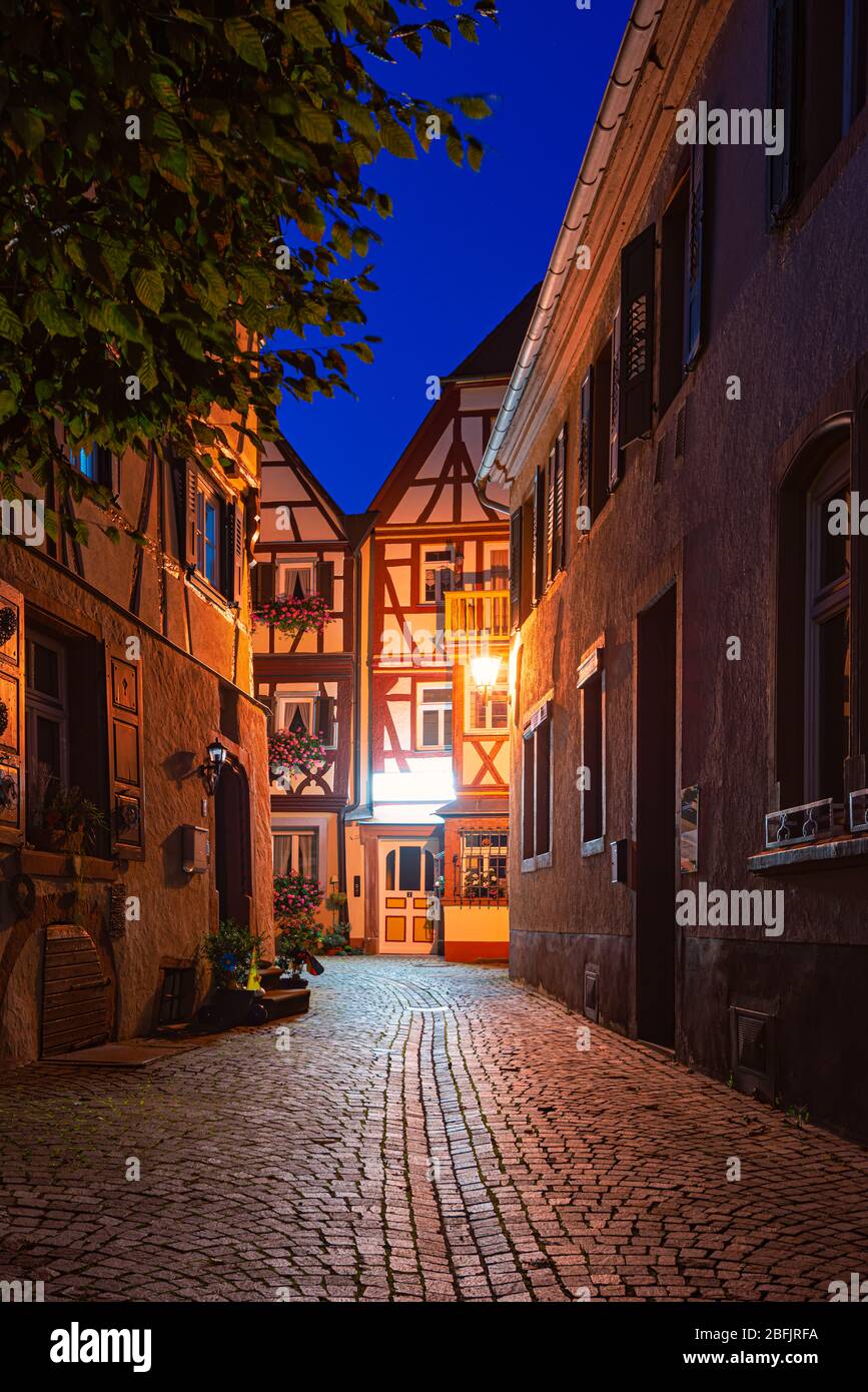 Rue de la vieille ville la nuit à Wurzburg, Bavière, Allemagne. Allée vide avec lanternes et architecture européenne traditionnelle. Banque D'Images
