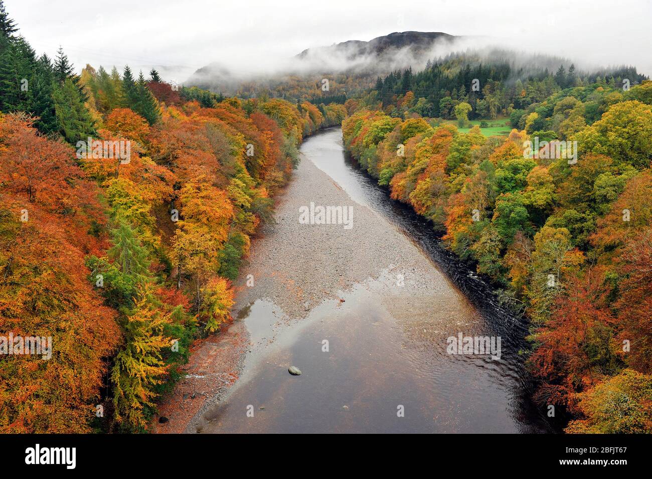 Couleurs d'automne le long de la rivière Garry dans le col de Killiecrankie, Pitlochry, Perthshire, Écosse. Banque D'Images