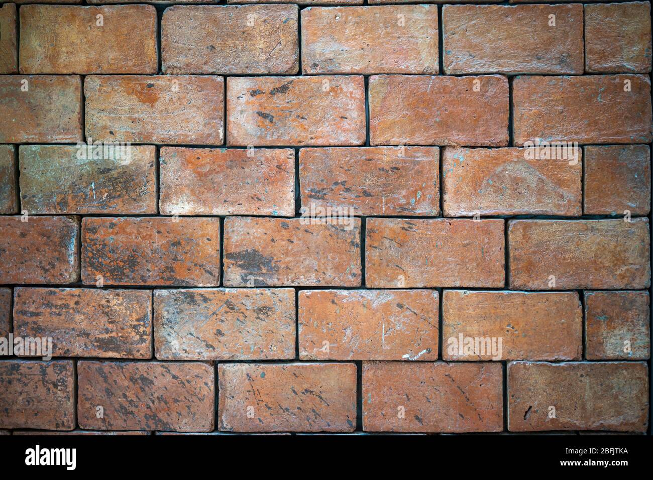 Fond de texture, mur de briques marron clair. Éclaboussures et rayures. Banque D'Images