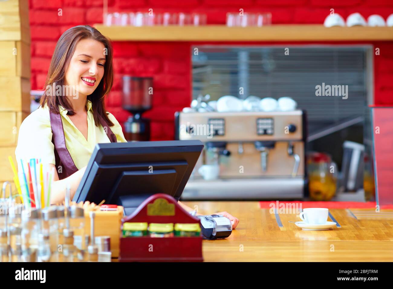 jeune femme caissier opérant au comptoir-caisse dans le café Banque D'Images