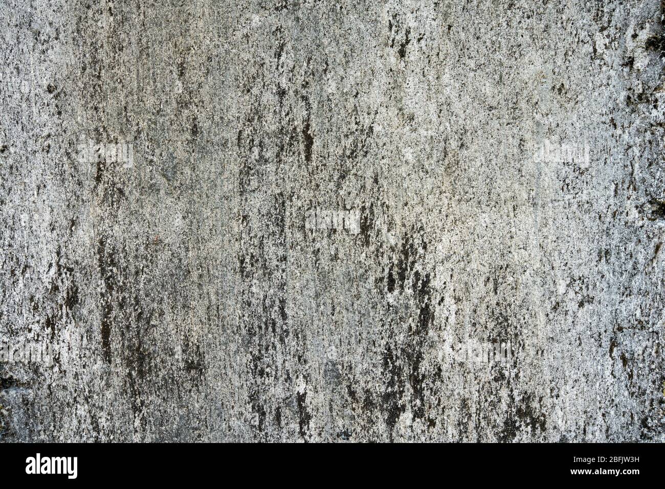 fond gris en béton. L'ancien mur était rayé et rayé. Vieille calme sur les murs. Banque D'Images