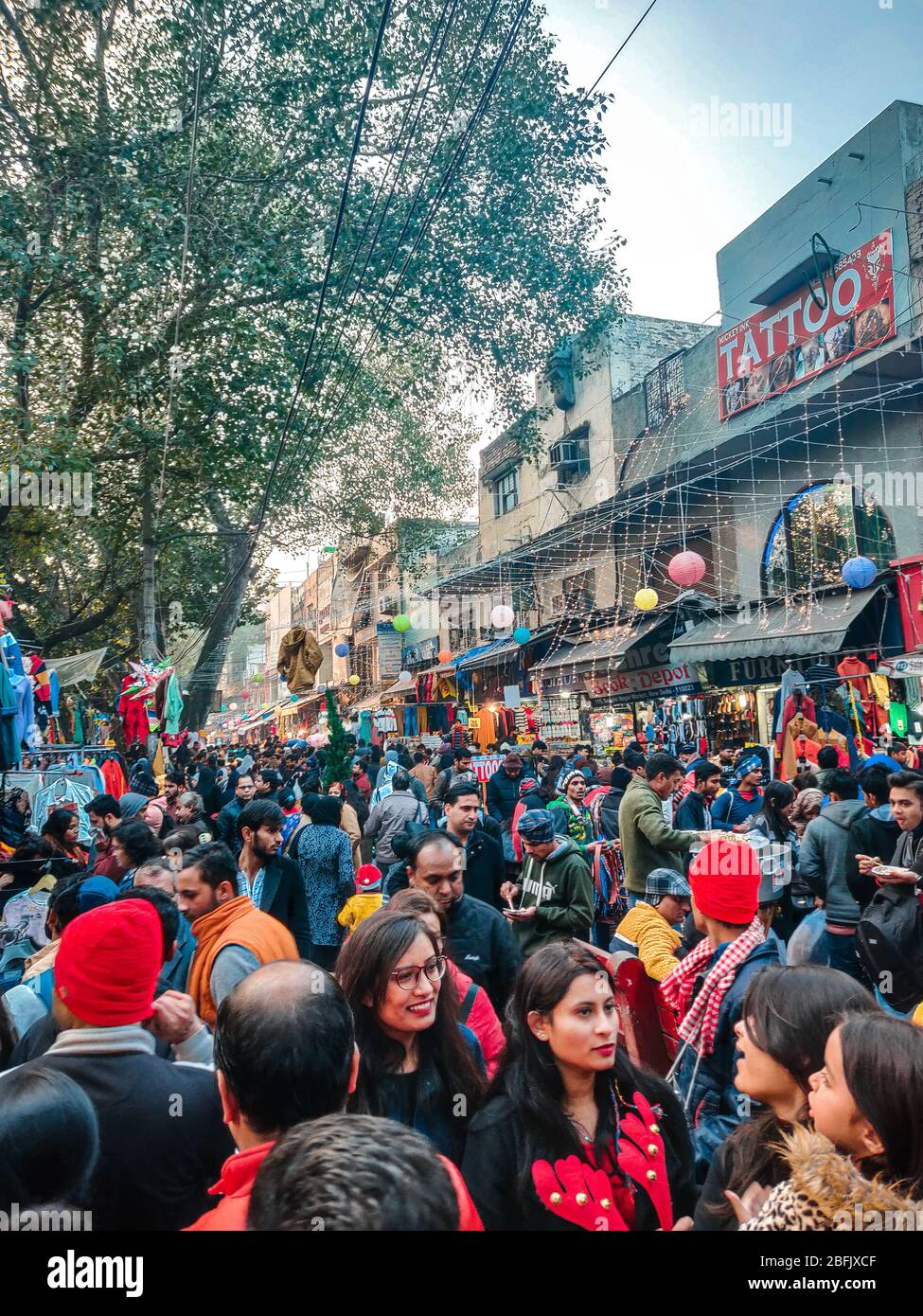 Shopping dans le célèbre marché de Sorojini Nagar à Delhi Banque D'Images