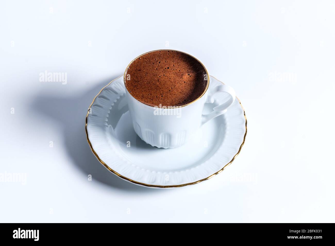 Une tasse de café turc dans une tasse de café turc en porcelaine blanche traditionnelle Banque D'Images