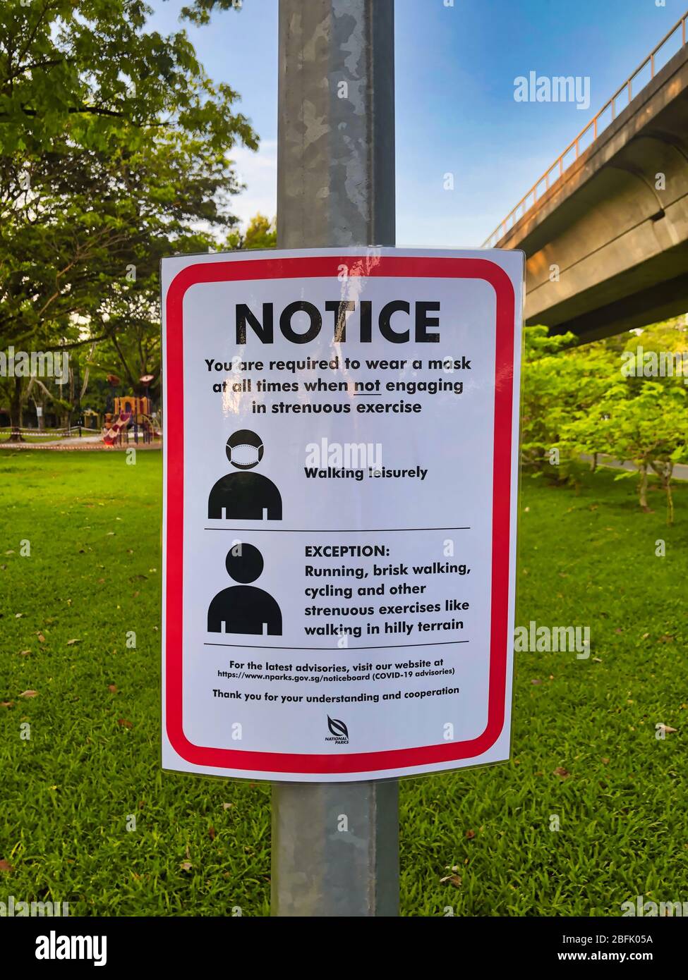 Singapour-18 avril 2020: Un avis présenté par l'autorité de Singapour pour rappeler au public de porter un masque en tout temps lorsqu'il ne s'agit pas d'un exercice difficile Banque D'Images