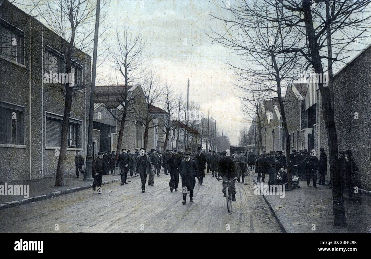 Sortie des ouvriers de l'usine Renault de Boulogne Billancourt 1910 enviran (les travailleurs des usines renault de véhicules à Billancourt, près de Paris, Fran Banque D'Images